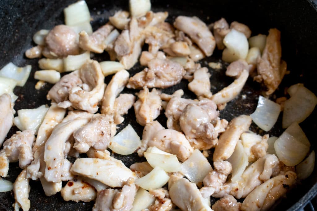 onions chicken in pan