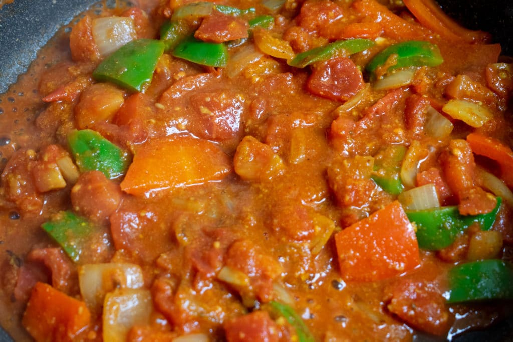 add tomatoes to balti