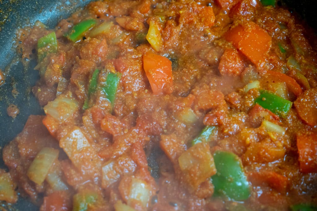 add tomatoes to balti