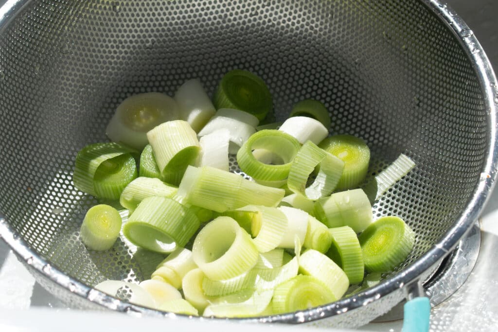 Washing leeks