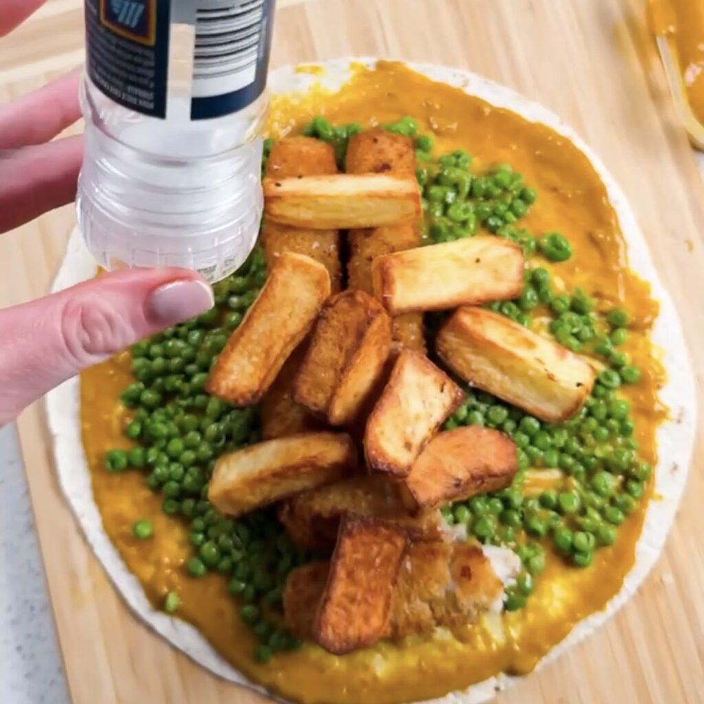 chips, fish fingers on peas and sauce